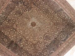 コマレス宮に進みます。
コマレスの塔には大使の間があります。
天井は星空をイメージしています。カーブではなく折り目があるのは何故？