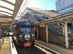 観光案内所のお姉さんに吉田城散策を勧められたので、豊橋鉄道の市内線へ。

あっ、クックマ号です！
https://www.cookmart.co.jp/cookmagazine/1508.html
