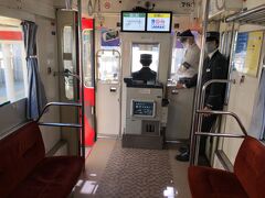 運賃は均一で、前乗り(先払い)です。
https://www.toyotetsu.com/shinaisen/howto_ride.html

