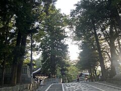 宿近くで開催していた朝市の帰りに秋宮へ。