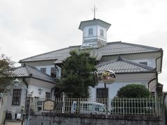 参道から出ると道路の向かいに白雲館があります。白雲館は、1877年に八幡東学校として建築された建物だそう。洋風ですがヴォーリズ建築ではないようです