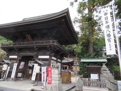 日牟禮八幡宮の参道の両側が駐車場になっていて、殆ど埋まってました。車も次々やって来るので気を付けないといけません。この辺りには日牟禮八幡宮のほかに、たねやとクラブ・ハリエがあり、参道の先が八幡山ロープウェー乗り場になってます。
日牟禮八幡宮の楼門ですが、今日は七五三参りで混雑してました。
