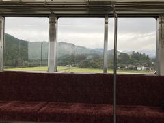 栗橋駅から東武日光線に乗車。ワンマン運転で車窓に山の風景が広がっています。