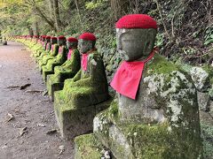 駅に向かう途中に憾満ヶ淵に立ち寄りました。
赤い帽子をかぶったお地蔵様が並ぶ不思議な光景。