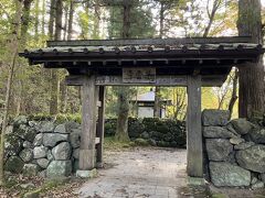 慈雲寺の山門を出て、日光の観光の中心部へと向かいます。