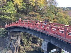 川に架かる姿が絵になる朱色の橋。