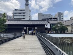 バスで出島に到着。
観光エリアをぐるっと回るバスがICカードで乗車出来たので便利。
それにしても暑すぎる・・・