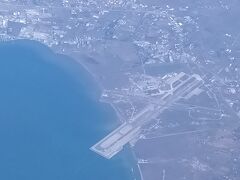 飛行機から空港が見えるが、アテネの空港かな？