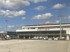 最後雲の中でわずかに揺れたくらいで無事到着。

初めての出雲縁結び空港。
https://4travel.jp/travelogue/11541865
この時は島根から門司まで移動したのでした・・・若い人達と一緒だったから行けた行程かも？(^^;
表紙の画像は今回見ることが出来なかった宍道湖の夕暮れ。

レンタカーを借りてドライブスタートします。
（トヨタレンタカーの方がとても親切でした、地図やお蕎麦屋さんなど手取り足取り（笑））教えてくれました）

前日は雷雨と雹の荒天だったそうで、地面にはまだその痕跡が残っていました。