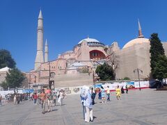 ２０２０年に博物館からモスクとなった「アヤソフィア」

休館や開場時間の変更など見学NGの可能性もあるといわれていましたが・・
無事入場出来そうです。

ビザンチン帝国時代３６０年に建設され１５世紀まではキリスト教の教会として信仰を集めその後オスマン帝国時代にイスラム教のモスクに改修。
そして２０世紀のトルコの共和制の移行とともに無宗教の博物館に。
さらに２１世紀になって再びモスクになったんですね。
