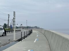 しんきろうロードは海岸線を走る道路ですが、サイクリングコースと並走しています。