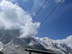 ロープウェイの先が雲もくもく