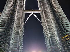 何度見ても夜のツインタワーの輝きは素敵よね。

はじめてマレーシアに来た時は、写真を撮っていると自撮り棒を売りつけようとする人が沢山寄って来たんだけど、
その後、スマホ用広角レンズを売りつける商売になり
今は写真を撮ってそのデータを送るって言う商売になったみたい。
はじめは声かけられても、いらないよーって答えてたんだけど、せっかくだしってことで2人一緒の写真を撮ってもらうことに。
でも、物を売るのと違って写真を撮るというのは技術とかセンスとかカメラで大きく変わるから、他の人を撮った写真を見せてもらってからお願いした方が良いです。

私達がお願いした人すごく上手で（モデルが私たちなのでそれなりですが）
しかも、混んでいるこの場所で他の人を写さないような絶妙なタイミングで撮るんですよ。
