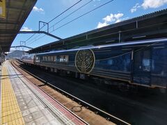 丸亀駅に着くと、向いのホームに
本日乗る観光列車が停まってました
また後ほど(*‘∀‘)