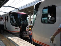 岐阜駅では大阪駅発の「ひだ25号」と連結します。