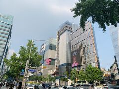 17:10 新沙洞 街路樹通り
バスで新沙洞街路樹通りエリアに到着。
高速ビルの並ぶきれいな通り。