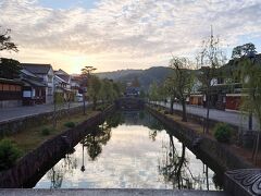 母が人の少ない朝の美観地区を散歩したいとの事で7時頃にやってきました。
今日もいい天気になりそうだ♪

写真は今橋から美観地区メインストリートを望む