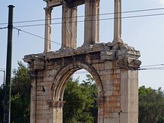 通りの反対側には「ハドリアヌスの凱旋門」が見えますが、時間が無いので見に行くことは出来ません。この門は巡察旅行でアテナイを訪れ多数の公共建築物等の再建に力を注いだローマ皇帝ハドリアヌスの功績を称えるためのもので、門の両面には碑文が刻まれており、片側にはアテナイの伝説的な王テセウスを称える文、もう片側にはハドリアヌスを称える文が彫られています。