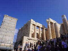 「プロピュライア」への階段は登と下りが一緒なのでものすごい人の数です。アクロポリスの堂々とした入り口である「プロピュライア」はアテナイの指導者ペリクレスの指示で建設されましたが、フィディアスがペルシア戦争が終わった時にアクロポリス全体として再建する計画を立てるよう任されます。建物は建築家ムネシクルスによって設計され、建設は紀元前437年に始まり建物がまだ完成していない同432年に中断されます。