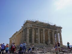 「パルテノン神殿」は古代ギリシア時代にアテナイ（現在のアテネ）のアクロポリスの上に建設されたアテナイの守護神であるギリシア神話の女神アテナを祀る神殿です。紀元前447年に建設が始まり紀元前438年に完工しますが、装飾等は紀元前431年まで行われました。