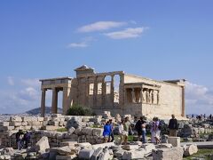 「エレクテイオン」は以前は建物の近くまで行けた記憶がありますが、現在は近づくことは出来ません。紀元前5世紀末に完成したイオニア式建築の代表作で、かつてはアテナの女神像が安置されていました。敷地の地盤に3メートルに及ぶ高低差があり、多くの聖蹟と神格の祭祀所を1つの建物にまとめたことなどから、複雑な構造をしています。