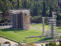 「ゼウス神殿」は紀元前6世紀のアテナイの時代に建設が始まりましたが、古代の世界で最大級であった神殿を完成させることは出来ませんでした。神殿の完成は2世紀にローマ皇帝ハドリアヌスにより成し遂げられ、ローマ帝国期を通じて建てられた神殿の中でこの神殿は最大のものとなりました。425年に東ローマ帝国皇帝テオドシウス2世はキリスト教以外のローマ神やギリシャ神を祀った「ゼウス神殿」を否定し、5世紀から6世紀にかけて神殿は破壊され、石材は周辺のキリスト教の聖堂の建築に再利用されました。