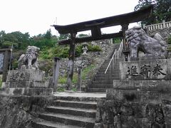 宿の目の前の山神社