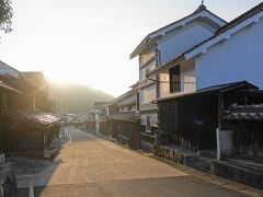 ここからは、吹屋に宿泊したからこそ見られる景色。
早朝の吹屋の街並みです。

右は重要文化財の旧片山家住宅。