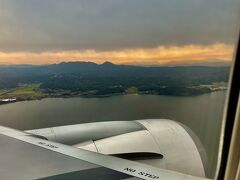 でも出雲空港に到着する頃には、黒い雲と夕方のような空の色(◎_◎;)