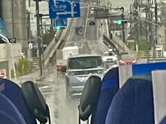 松江からさらにバスで、鳥取に向かいます。
雨で、画像が歪んでますがベタ踏み坂を通って