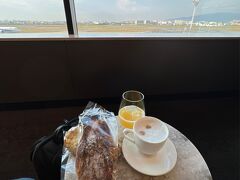 伊丹空港に到着、買ってきたパンをラウンジでいただきました。