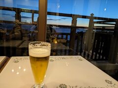 夕食前、ハッピーアワーで半額になるというので、ラウンジでビール！

竹島を眺めながら。

今日は仕事で疲れたので、とっても美味しい～！！
