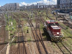 跨線橋から線路を見下ろして楽しむ。
常磐線沿いに鶯谷、日暮里、南千住といいスポットが多い。
ここは南千住駅からすぐだが正確には隅田川駅。