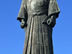 　中浜（ジョン）万次郎の銅像（1827～1898）
　帰国後、名字帯刀を許され、幕府の直参に取り立てられた。日本人による初の太平洋横断、咸臨丸（かんりんまる）の成功の陰の役者。