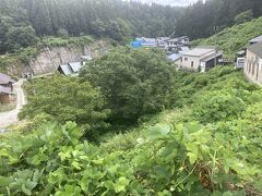 そば花まつりは30分で引き揚げて銀山温泉へ。
温泉街への車乗り入れはできないようで、町から離れた駐車場へ止めて歩く。