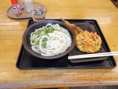 10時に知人に会い、それから香川県三豊市の

紫雲出山（しうでやま）に行きます。

途中、いつもの「讃岐うどん」の店、「ふくや」で昼食です。

かけうどん小　290円

いりこだしが美味しいです。
