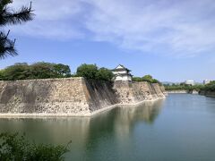 お参りを済ませて、バスでやってきたのは念願の！大阪城！
お堀からしてでかいのにびっくり。
梅田あたりで気がついていましたが、
大阪、とにかく外国人が多いです。
密度でいったら多分東京より多い感じでした。
お堀のそばでも皆さん写真撮りまくりw