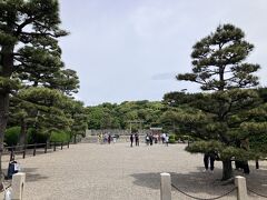 次にやってきたのは百舌鳥古墳群の大仙陵古墳
（以前は仁徳天皇陵と言っていたような）。
世界遺産に指定され「クフ王のピラミッド」「秦の始皇帝陵」と共に世界三大墳墓と言われているそうです。