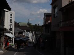 お墓参りを終えて、成田山表参道を新勝寺に下ります
門前町としての風情が残る参道