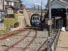 眼鏡橋をくぐる車両。