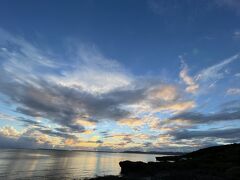 夕方になってもベタ凪。
黒島に来てから毎日ベタ凪…こんな時もあるんだねー。
台風に苛められた8月とは全く違って最高です。(≧▽≦)
