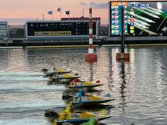 なぜか、ボートレース？ホテルの近くに丸亀ボートレースがあったので、夜ここで夕食を食べに来て、ちょっと観覧。