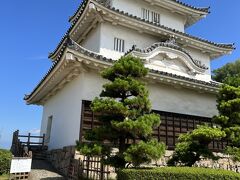 遠くで見ると大きく堂々としているが、近くによるとこれまで伊予愛媛の松山城(江戸時代再建）と比べて、それほど大きくない。