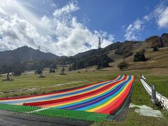 すると、プリンスホテルになにやら鮮やかな滑り台が･･

1回券をフロントで買えるというので、二人でやってみることに。
ドラゴンドラ乗車券があれば900円→600円になりますよ◎