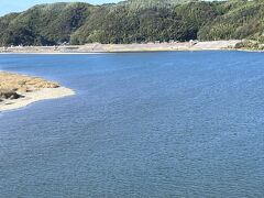 　2023年10月30日(月)旅行2日目の続き
　ランチと買い物を終え、桂浜に向かいます。仁淀川を渡ります。澄んでいて綺麗な水。