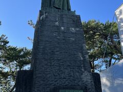 　坂本龍馬像。隣に、近くまで登っそばで見られる櫓（100円）が建てられていましたが、パス。