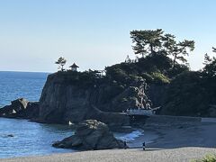 　去年はこの砂浜を歩いたり、こちらの神社まで歩いたり、フリータイムがありましたが、今回はほとんどなし。限られた時間の中で、集合写真を撮るなんて、なんでかな？時代は令和ですよ。個人情報満載なのに、皆さん怖くないの？見ず知らずの方が、自分の写真を持っていることが。どこから自分の情報が洩れるか分からない時代なのに。