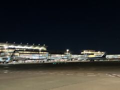 夜の羽田空港を眺めて乗り込みます。(2時間遅れ)