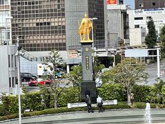 JR岐阜駅は名古屋から快速で20分程。駅前には金の織田信長公の銅像が目を引きます。