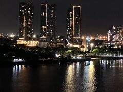 ホテルに戻ったらあっさり雨はやんでしまいました

部屋からの夜景
高層ビルがとても増えて　それにしても派手